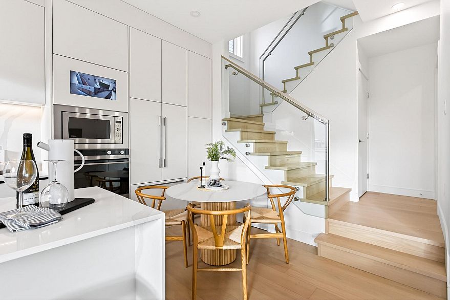 2 6933 Prince Edward Street