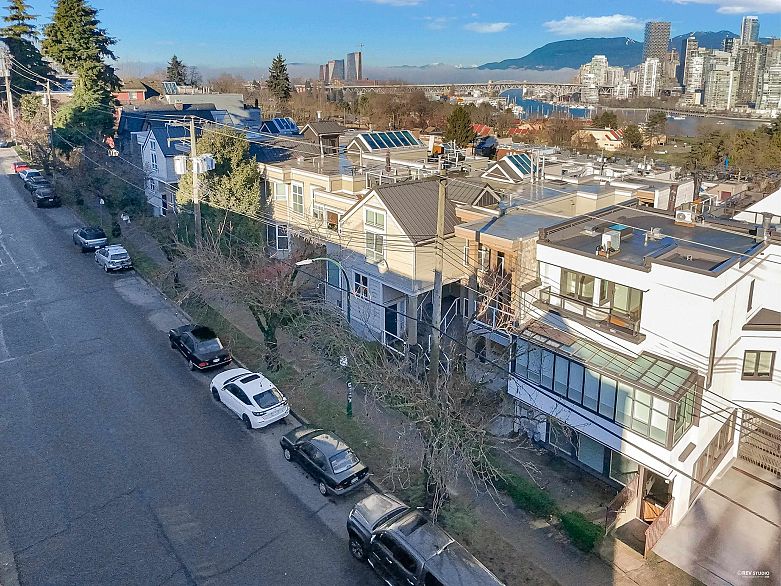 107 933 W 8th Avenue