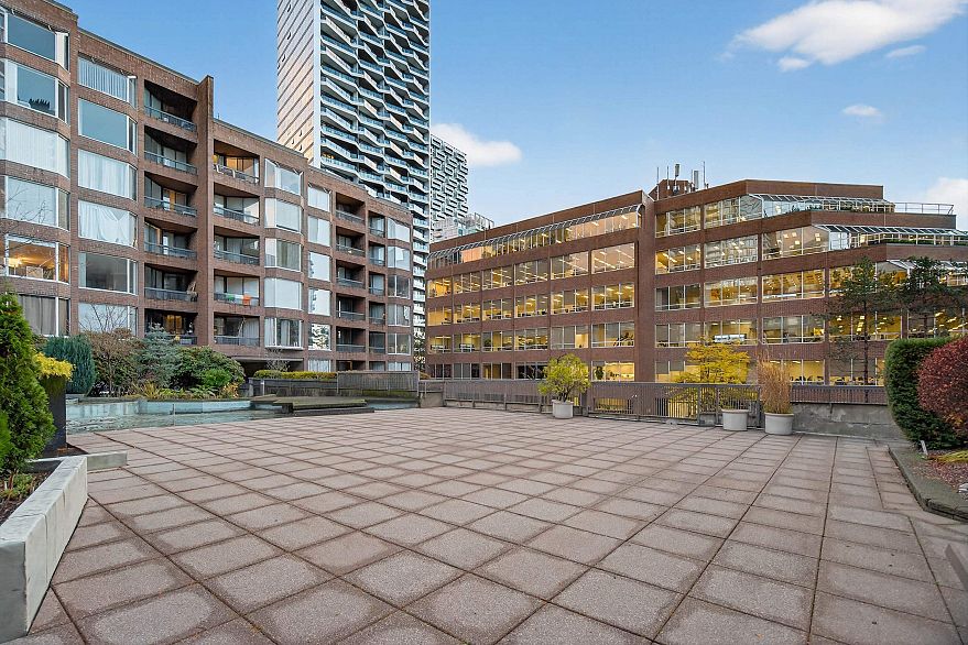 902 950 Drake Street