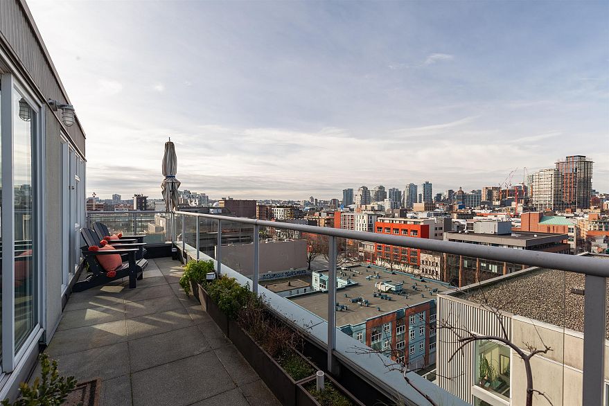 1002 289 Alexander Street