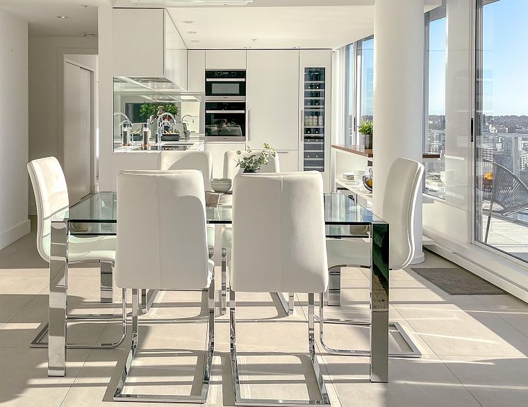 3703 689 Abbott Street