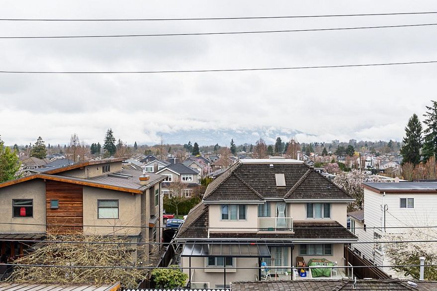 2 2837 Oliver Crescent