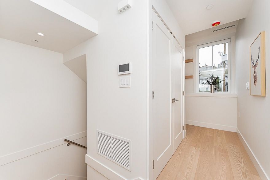 2 2837 Oliver Crescent