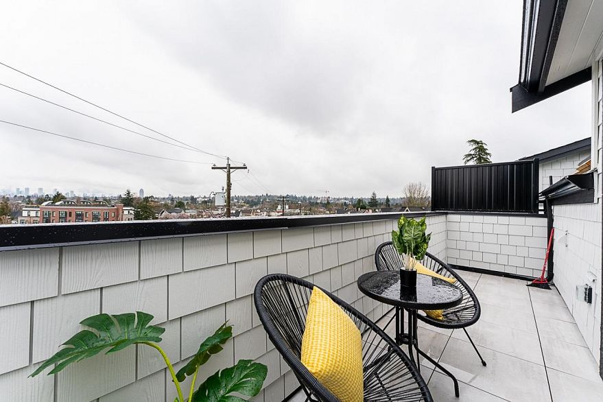 2 2837 Oliver Crescent