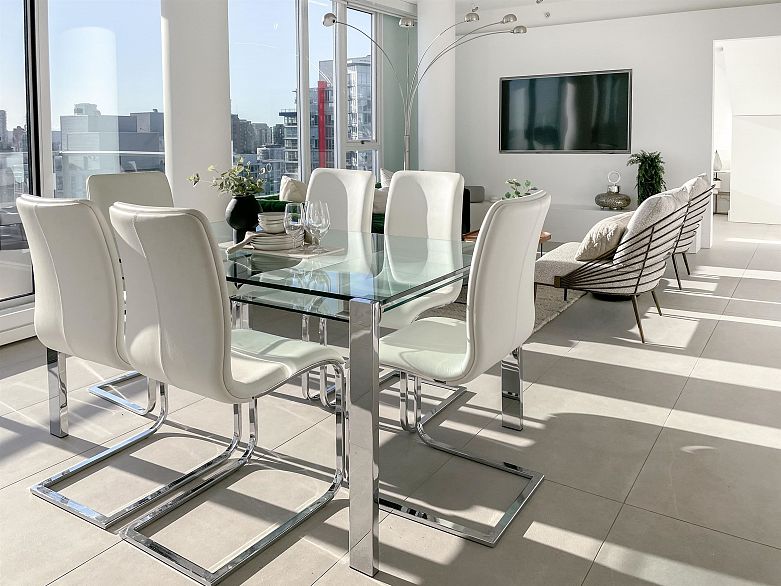 3703 689 Abbott Street