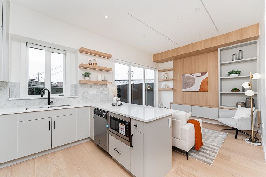 2 2837 Oliver Crescent