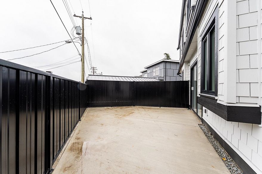 2 2837 Oliver Crescent