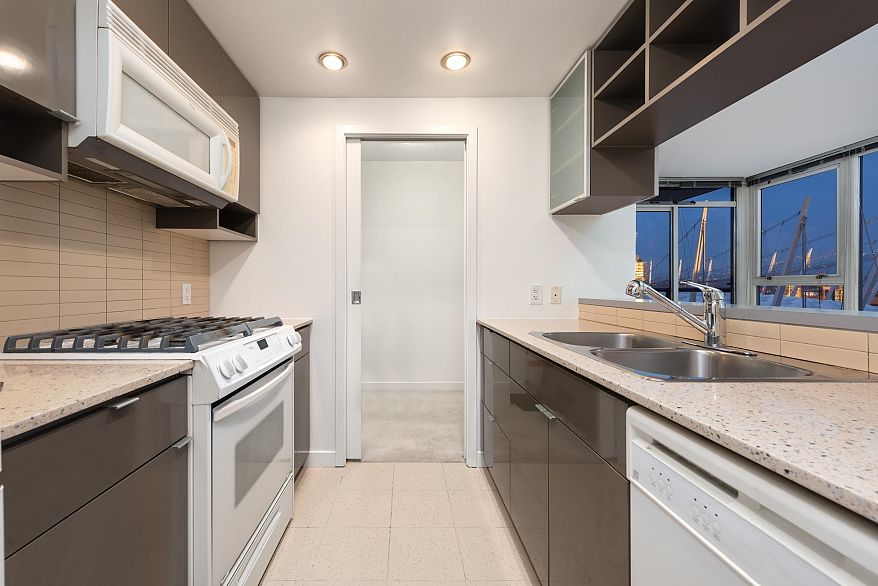 2705 928 Beatty Street