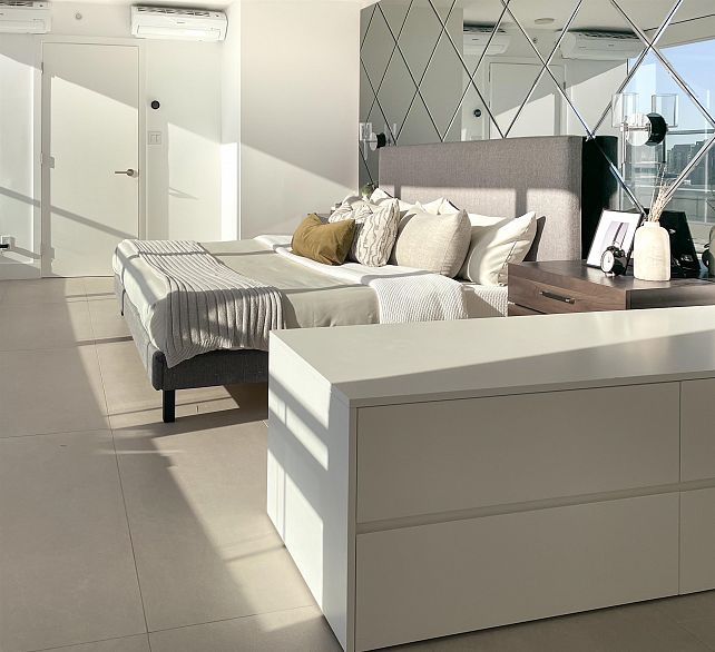 3703 689 Abbott Street