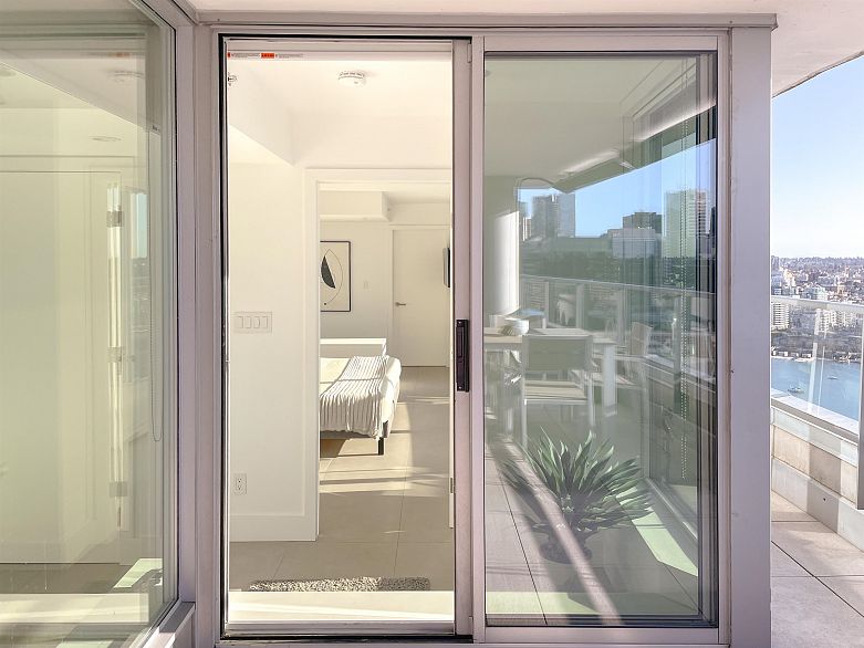 3703 689 Abbott Street