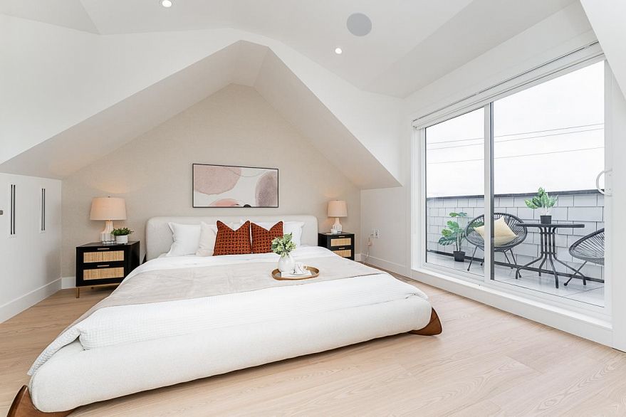 2 2837 Oliver Crescent