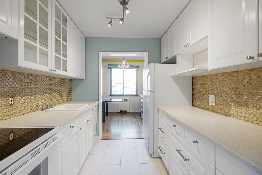 205 1695 W 10th Avenue