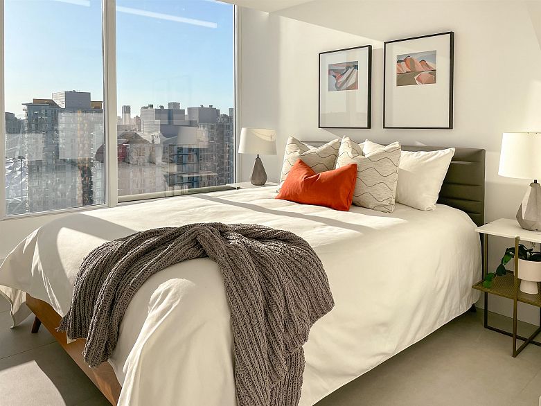 3703 689 Abbott Street