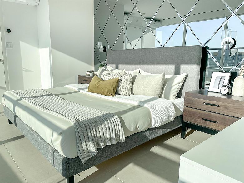 3703 689 Abbott Street