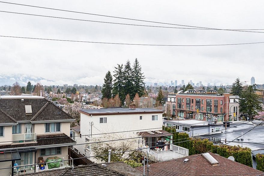 2 2837 Oliver Crescent