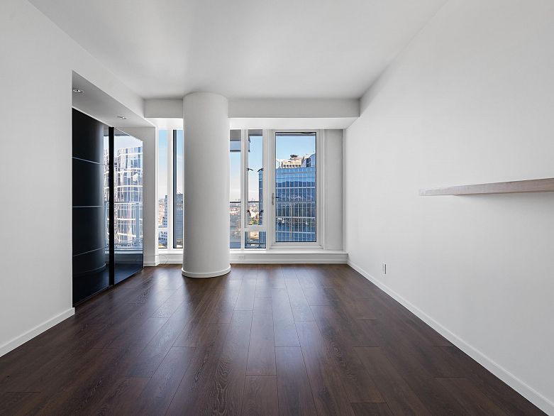 2701 1011 W Cordova Street