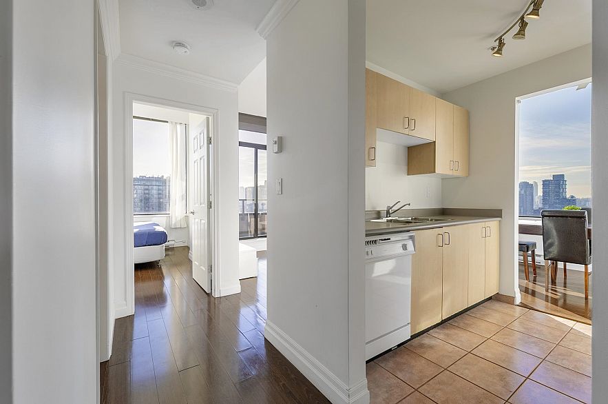 908 1010 Howe Street