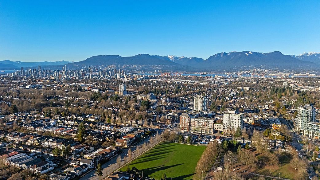 751 1483 E King Edward Avenue