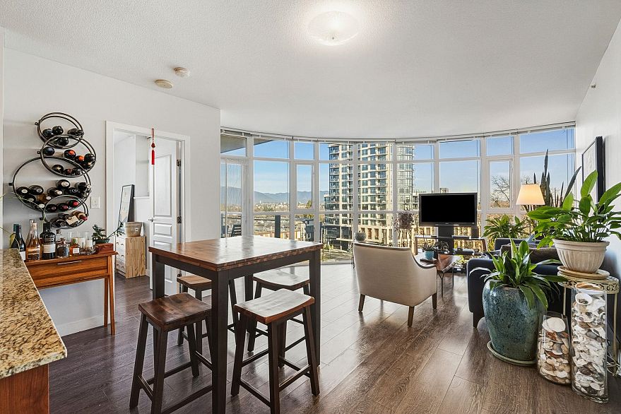 751 1483 E King Edward Avenue