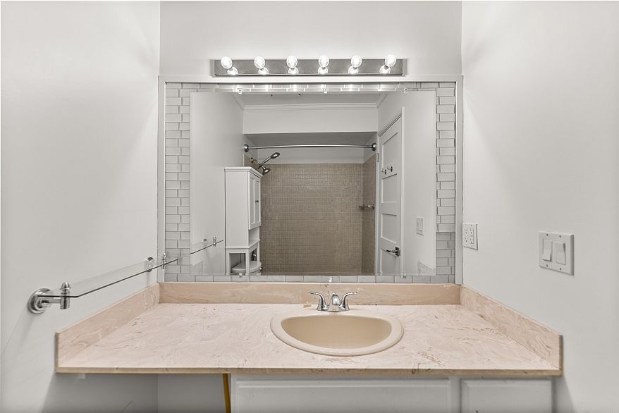 305 1266 W 13th Avenue