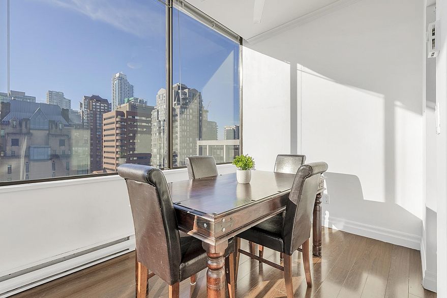 908 1010 Howe Street