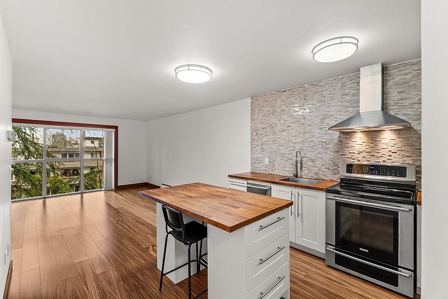 305 1266 W 13th Avenue