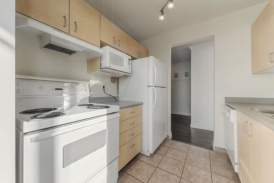 908 1010 Howe Street