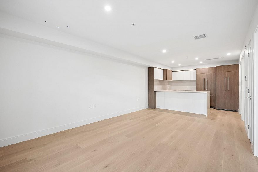 152 408 W 45th Avenue