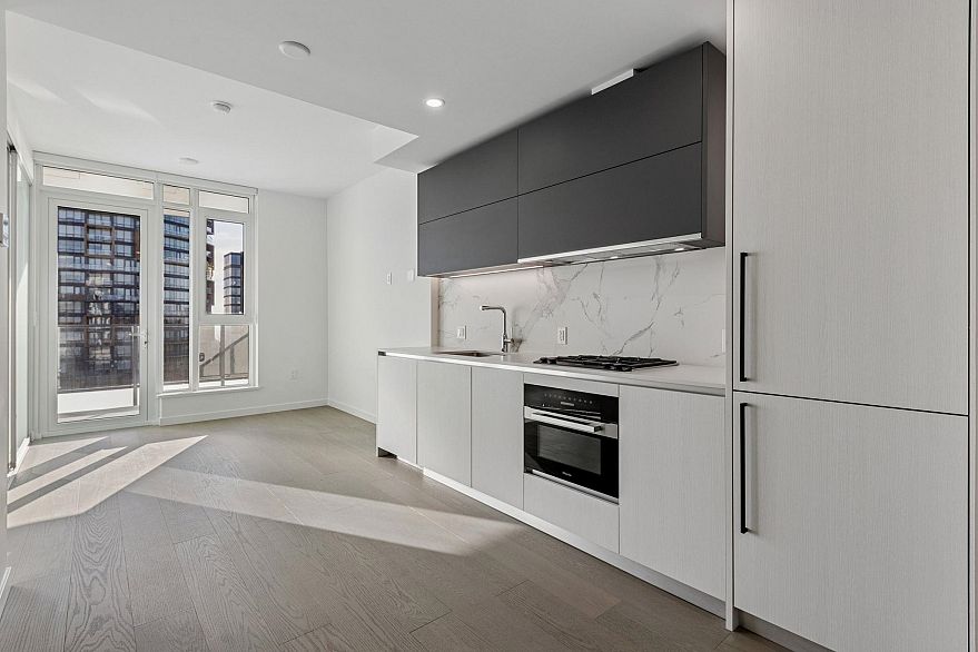 606 8415 Granville Street