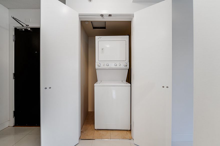 301 689 Abbott Street