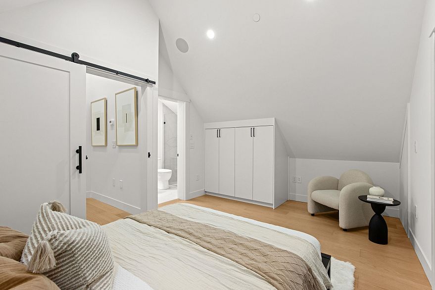 1 4549 W 11th Avenue