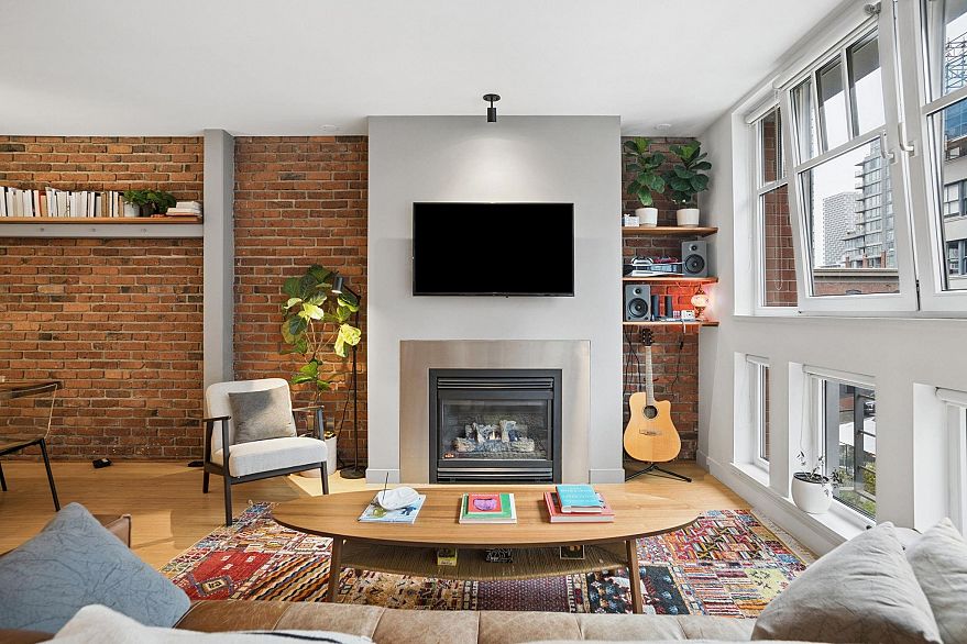 401 1072 Hamilton Street