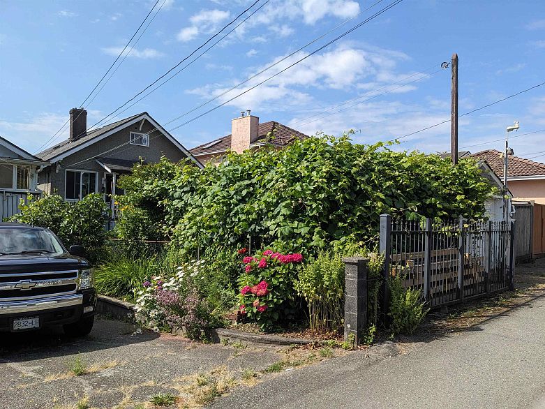 2867 E Georgia Street