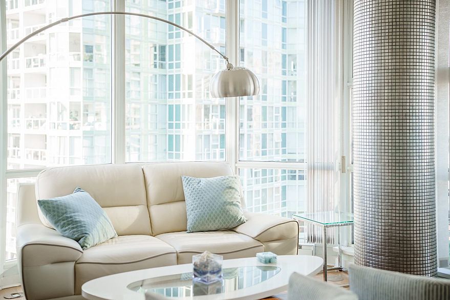 1906 1077 Marinaside Crescent