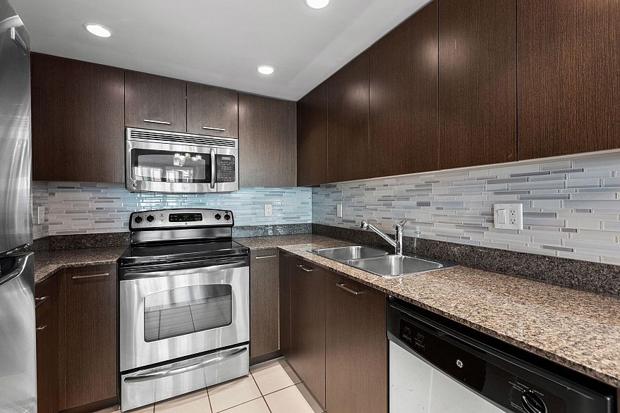 706 1212 Howe Street