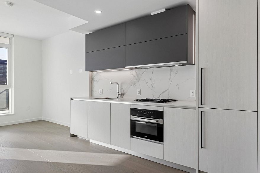 606 8415 Granville Street