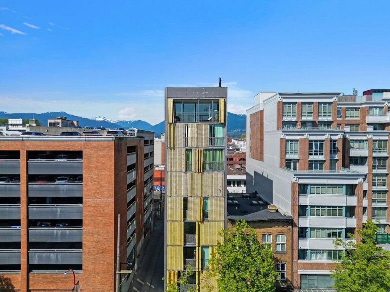 303 219 E Georgia Street