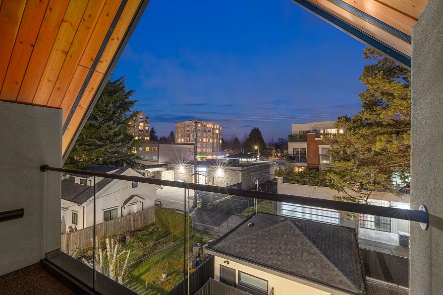 2 4549 W 11th Avenue