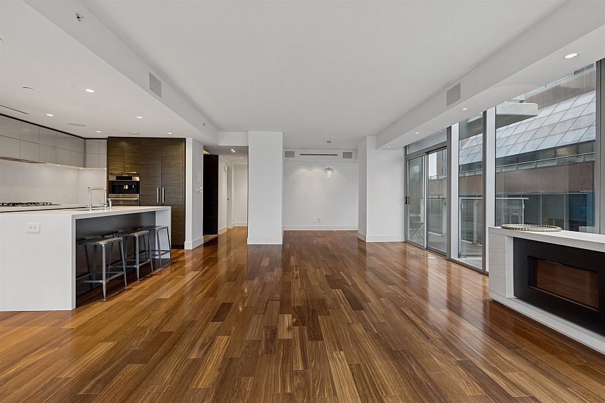 2702 667 Howe Street