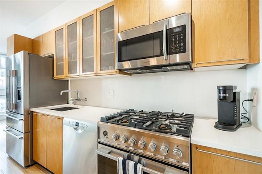 401 1072 Hamilton Street