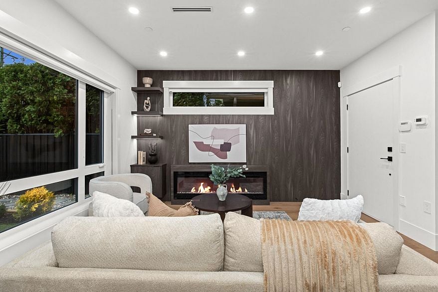 2 4549 W 11th Avenue