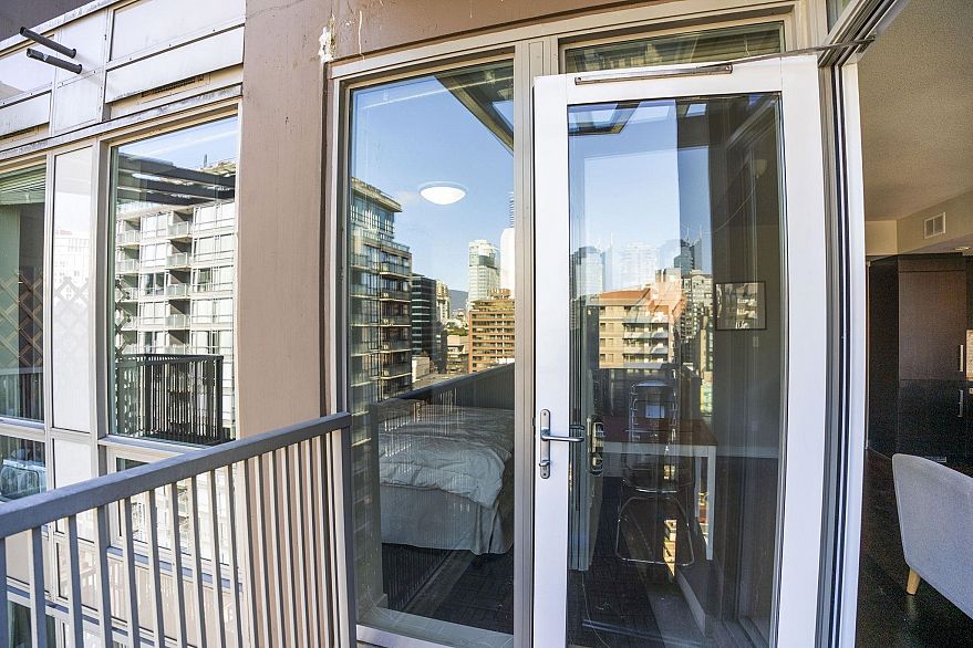 1802 1055 Richards Street