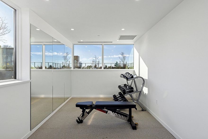 606 8415 Granville Street