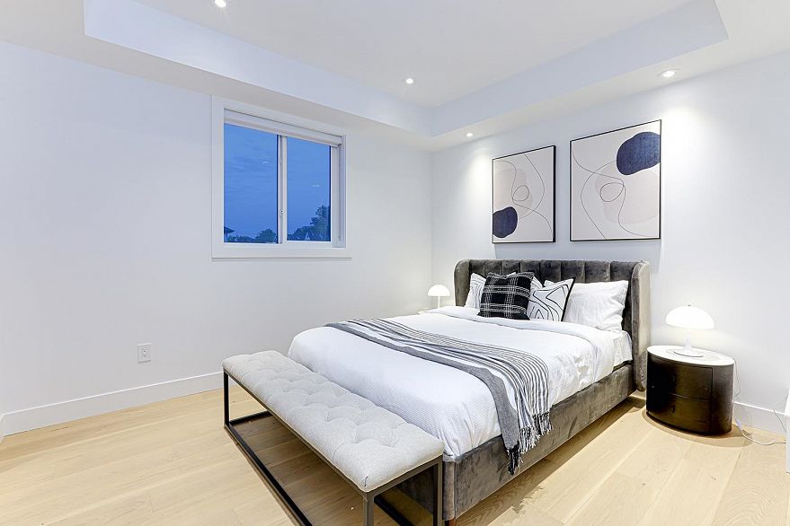 1 1990 Venables Street