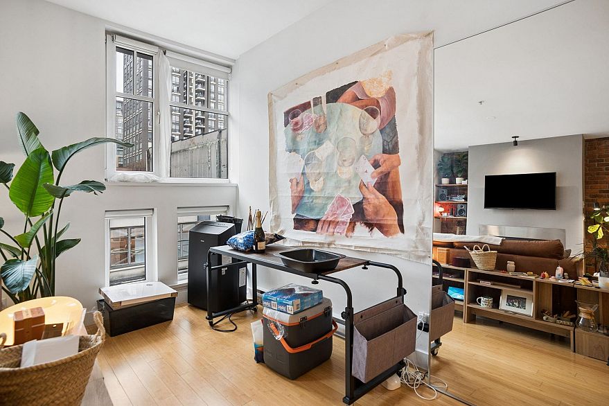 401 1072 Hamilton Street