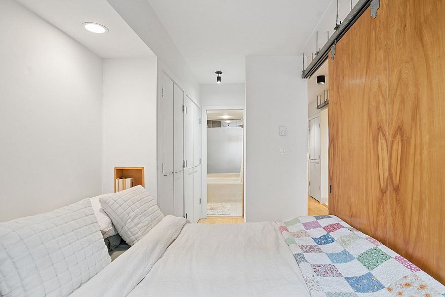 401 1072 Hamilton Street