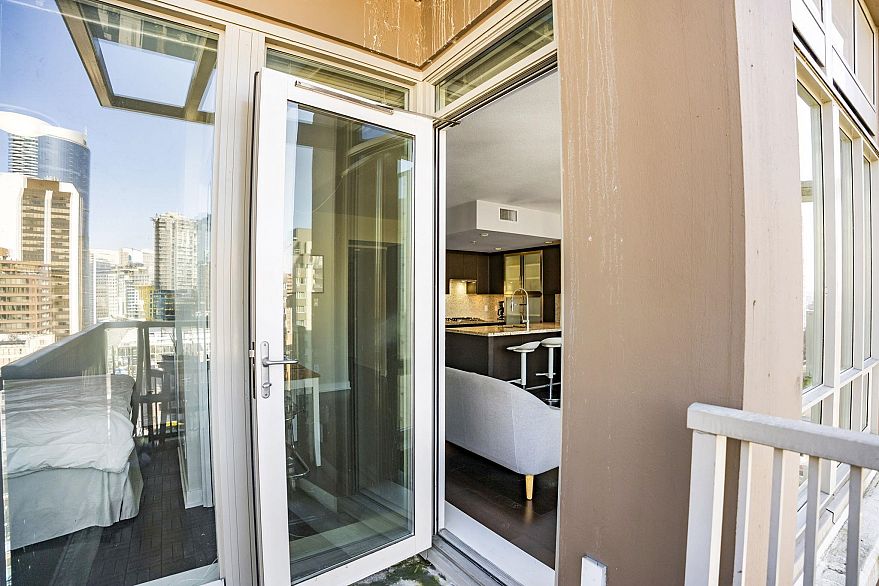 1802 1055 Richards Street