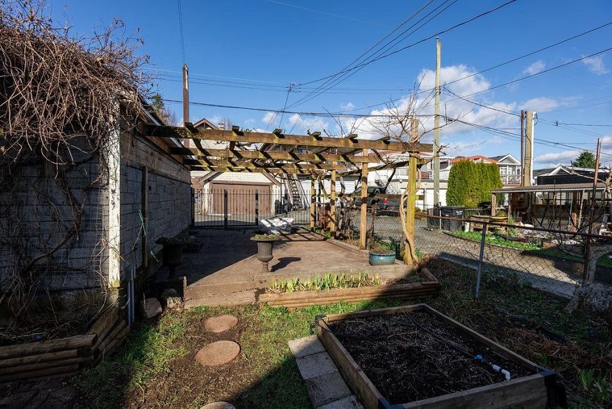 2867 E Georgia Street