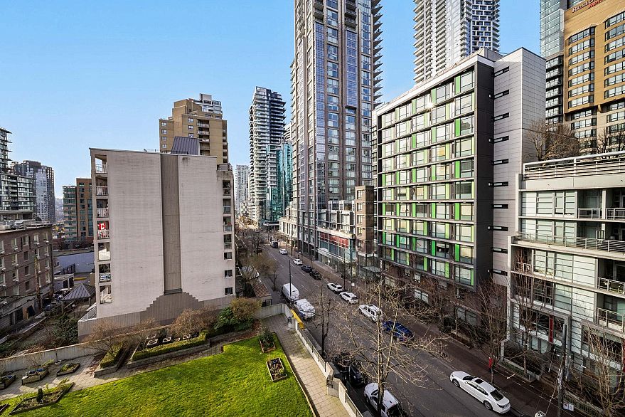 706 1212 Howe Street