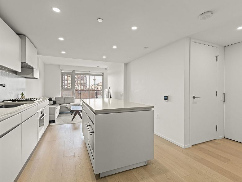 1104 889 Pacific Street